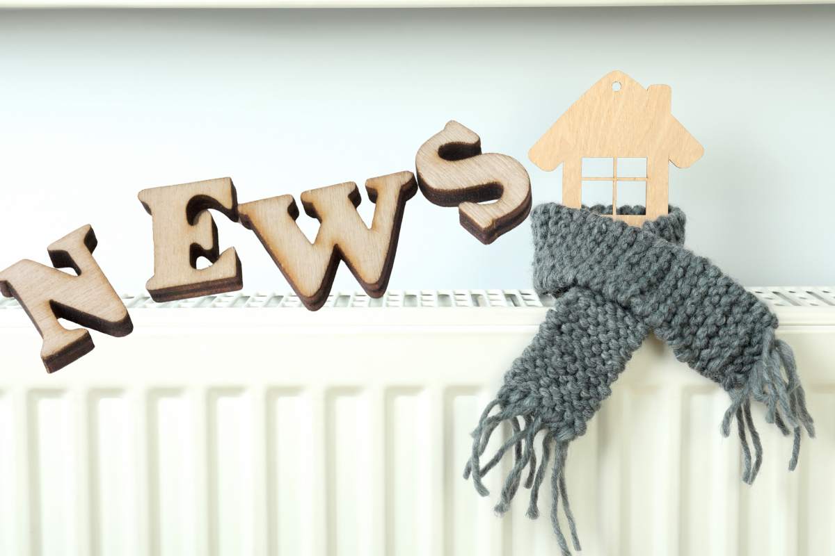 termosifone con casa coperta da sciarpa e scritte news