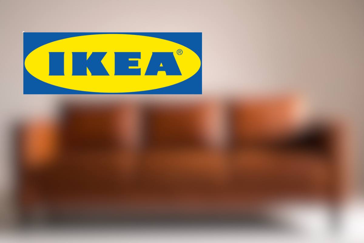 divano marrone sullo sfondo e logo ikea grande