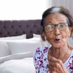 nonna con idea e dietro letto appena rifatto