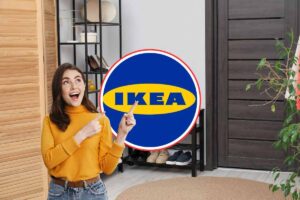sfondo in cui si vede un piccolo corridoio, in primo piano una donna stupita che indica il logo ikea