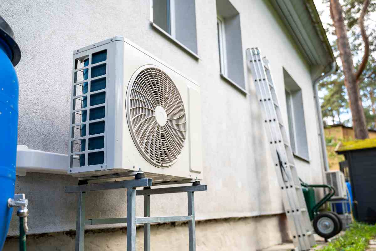 condizionatore installato sul muro di una palazzina