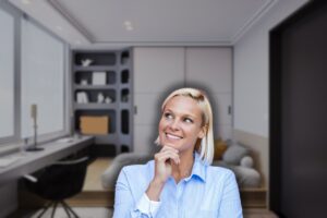 armadio in camera da letto e donna sorridente che pensa