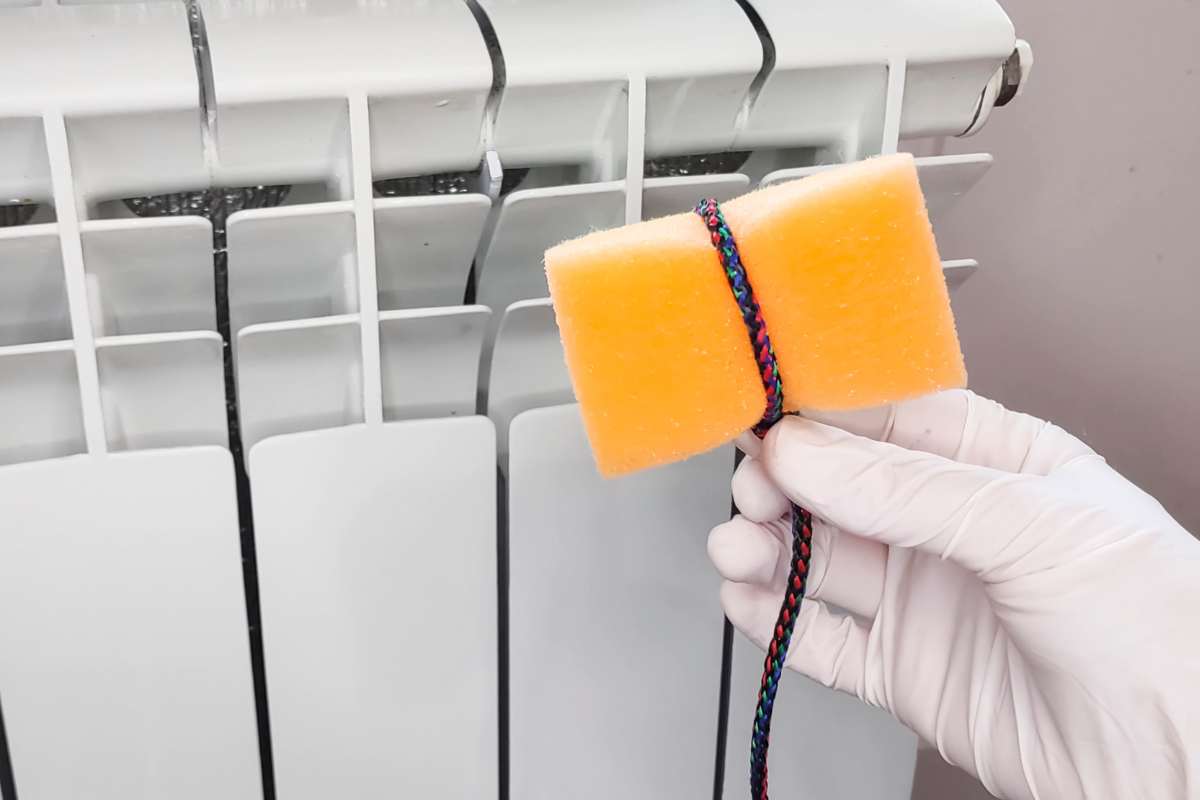 pulire termosifone con una spugnetta 