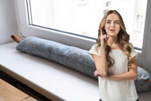 para spifferi alla finestra e donna con idea