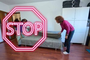 donne che fanno il divano e scritta grande stop al centro