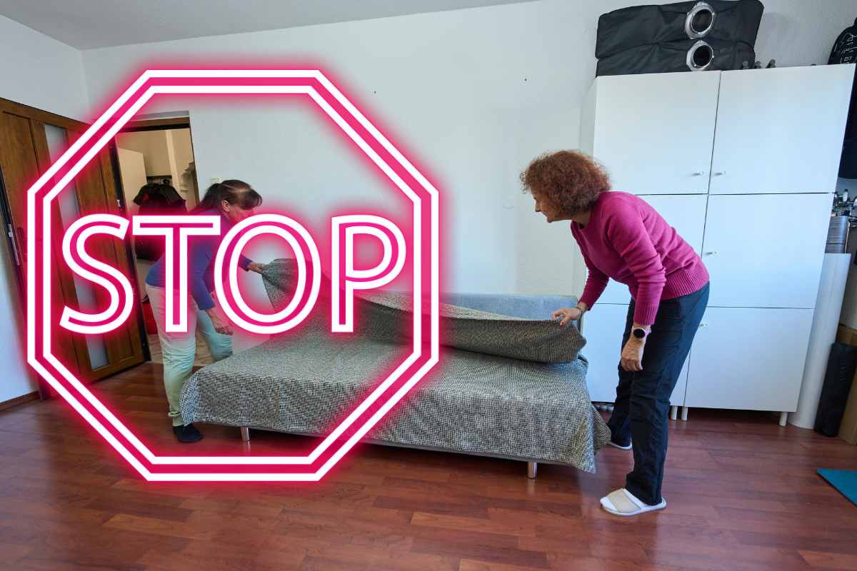 donne che fanno il divano e scritta grande stop al centro