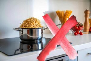 piano induzione con pentola sopra e grande x rossa