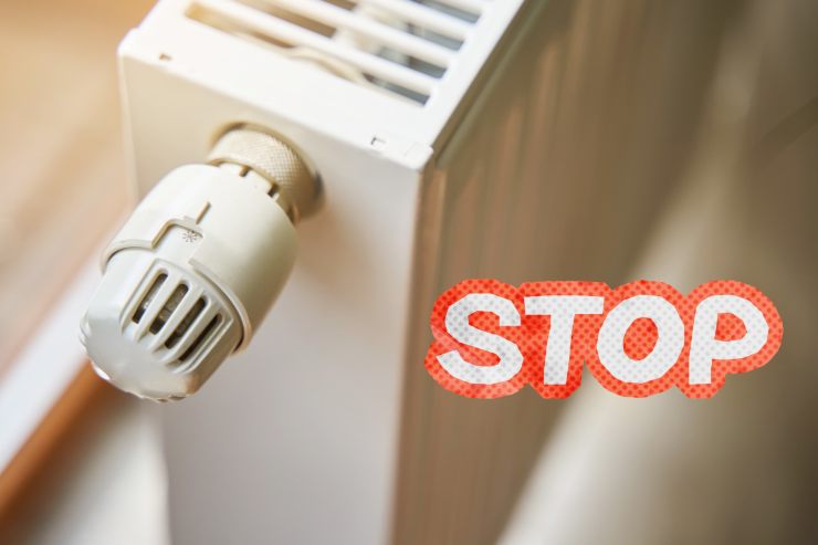 Una foto di termosifoni ed una scritta di "stop" in basso a destra
