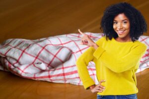 donna che indica uno strofinaccio