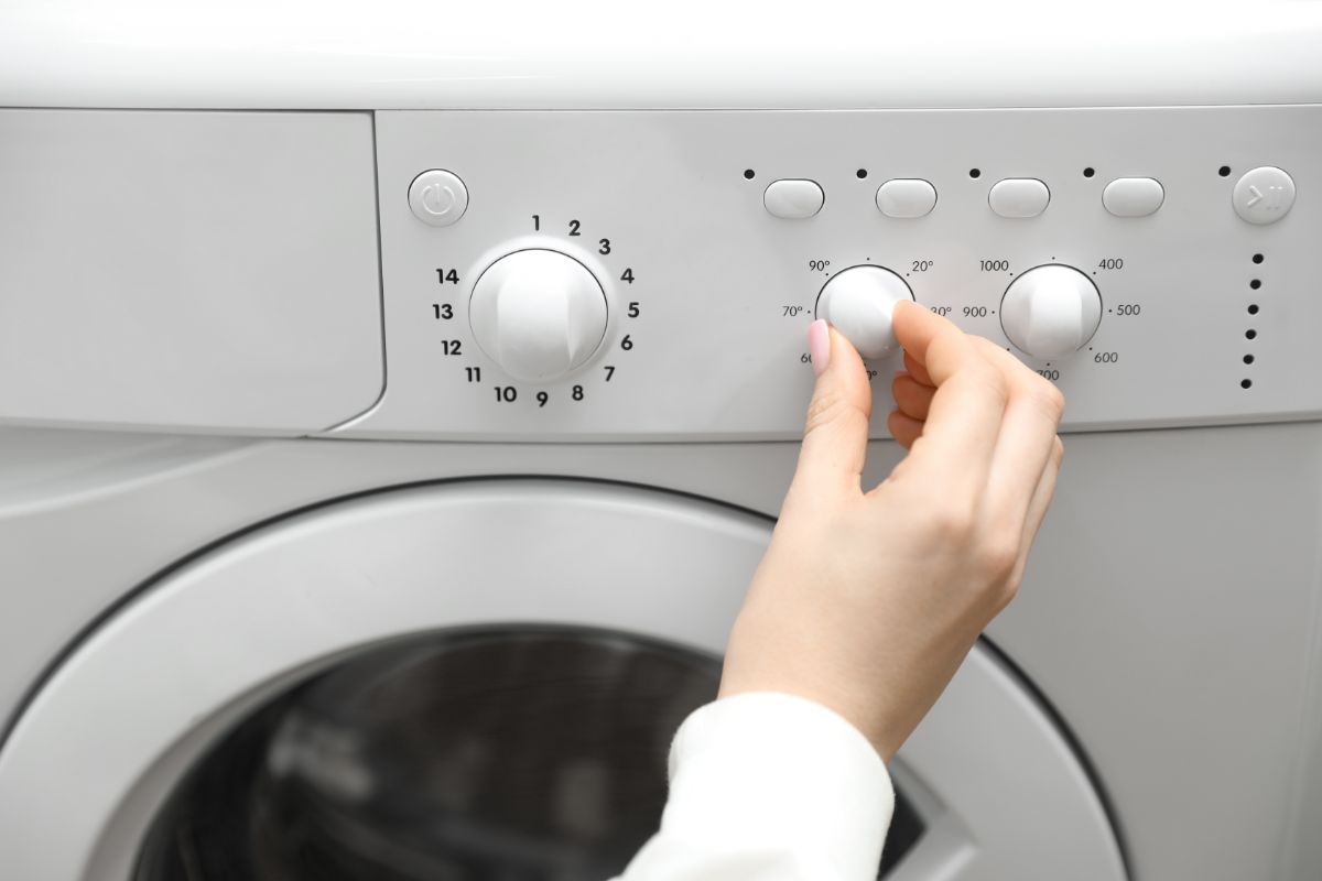 donna che imposta lavatrice