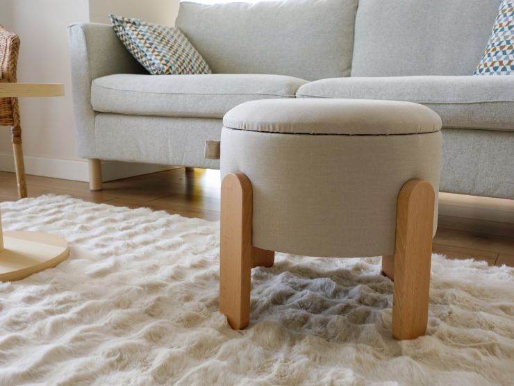 piccolo pouf davanti ad un divano