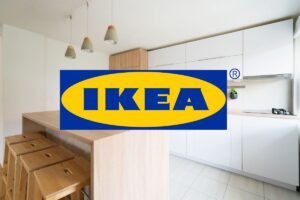 piccola cucina moderna con logo ikea in primo piano