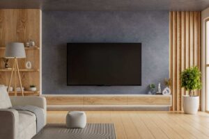 parete di un salotto moderno su cui è fissato un televisore