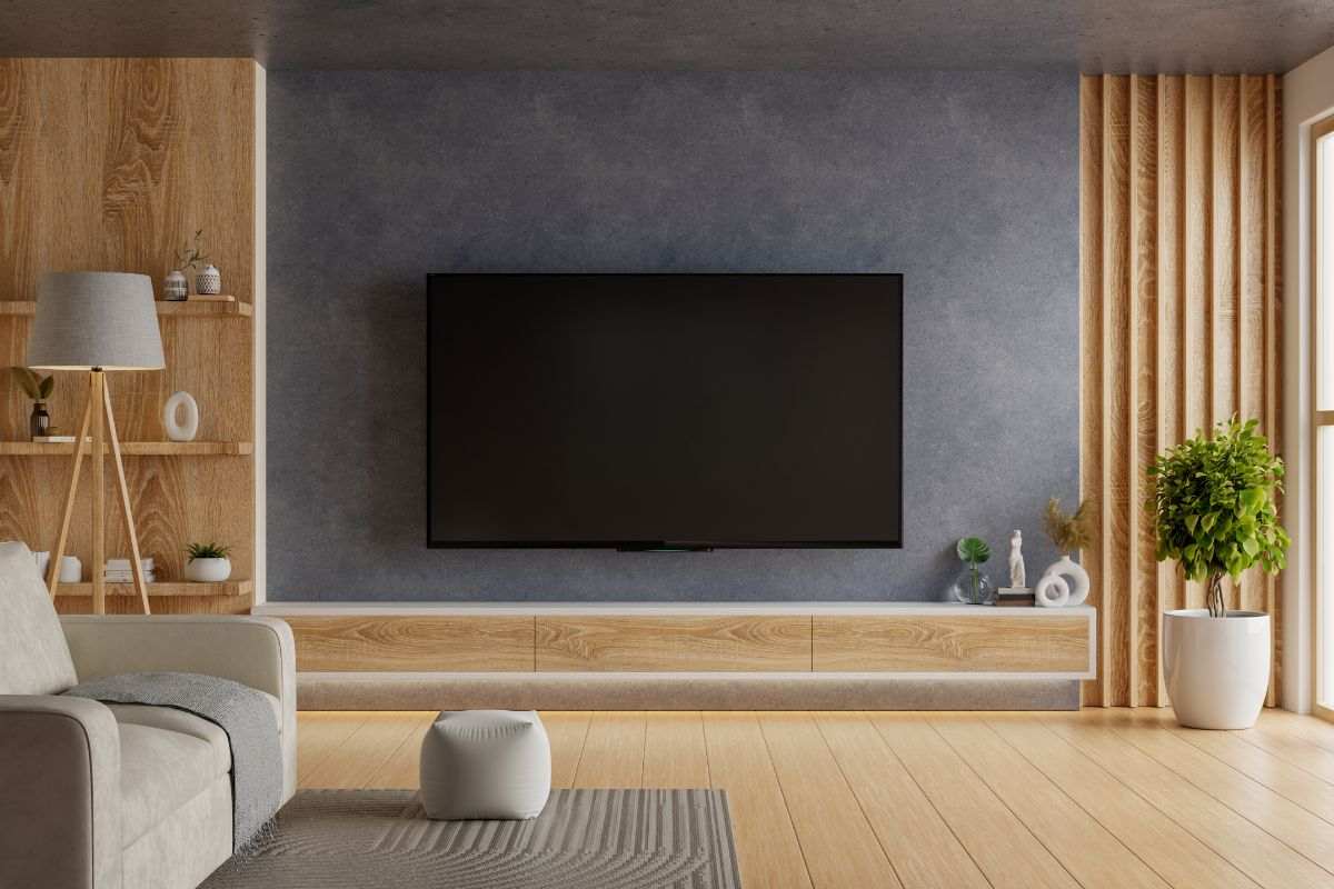 parete di un salotto moderno su cui è fissato un televisore