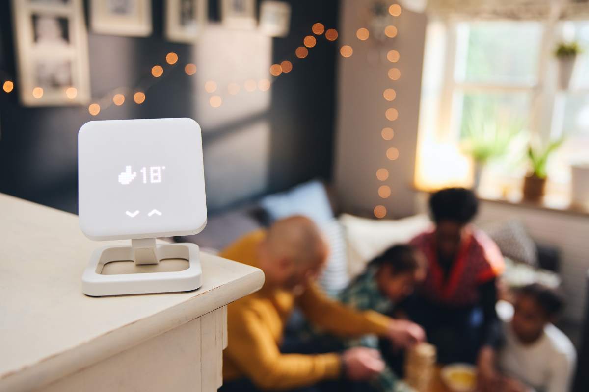 persone in una camera che parlano con termostato a 18 gradi 