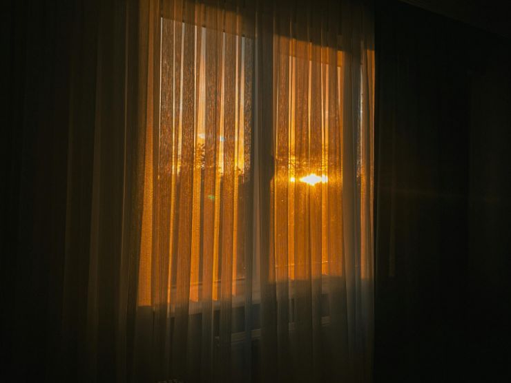 finestra con tende oscuranti