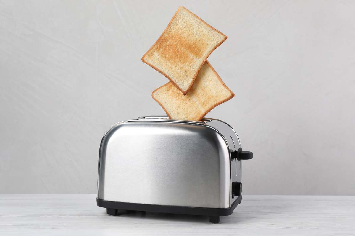 Tostapane con due fette di pane 