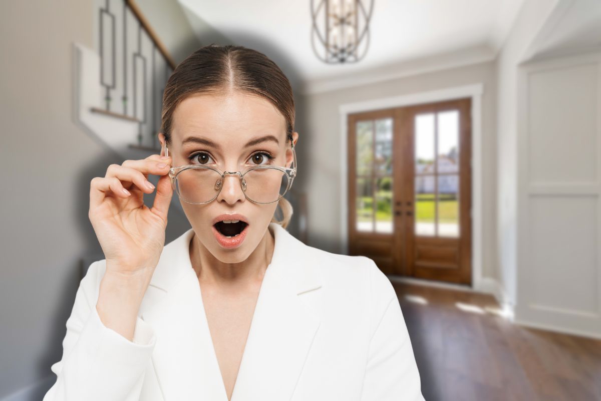 ingresso casa e donna sorpresa