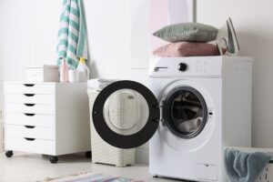 Una lavatrice aperta nella stanza