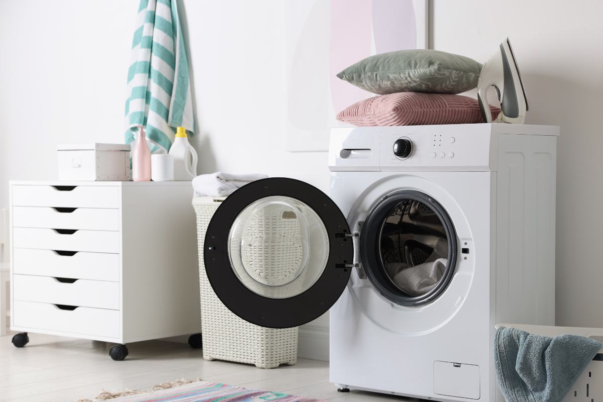Una lavatrice aperta nella stanza