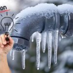 mano con lampadina e scritta idea, sullo sfondo una tubatura ghiacciata