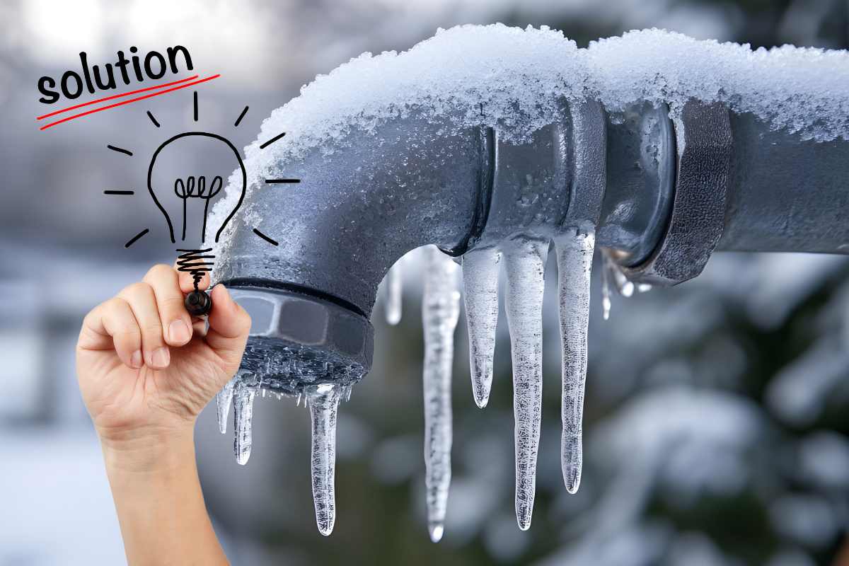 mano con lampadina e scritta idea, sullo sfondo una tubatura ghiacciata