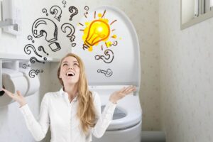 donna con mani aperte e lampadina con punti interrogativi con tavoletta bagno aperta