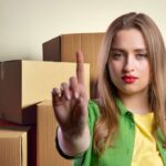 scatoloni e donna che fa segno no con la mano