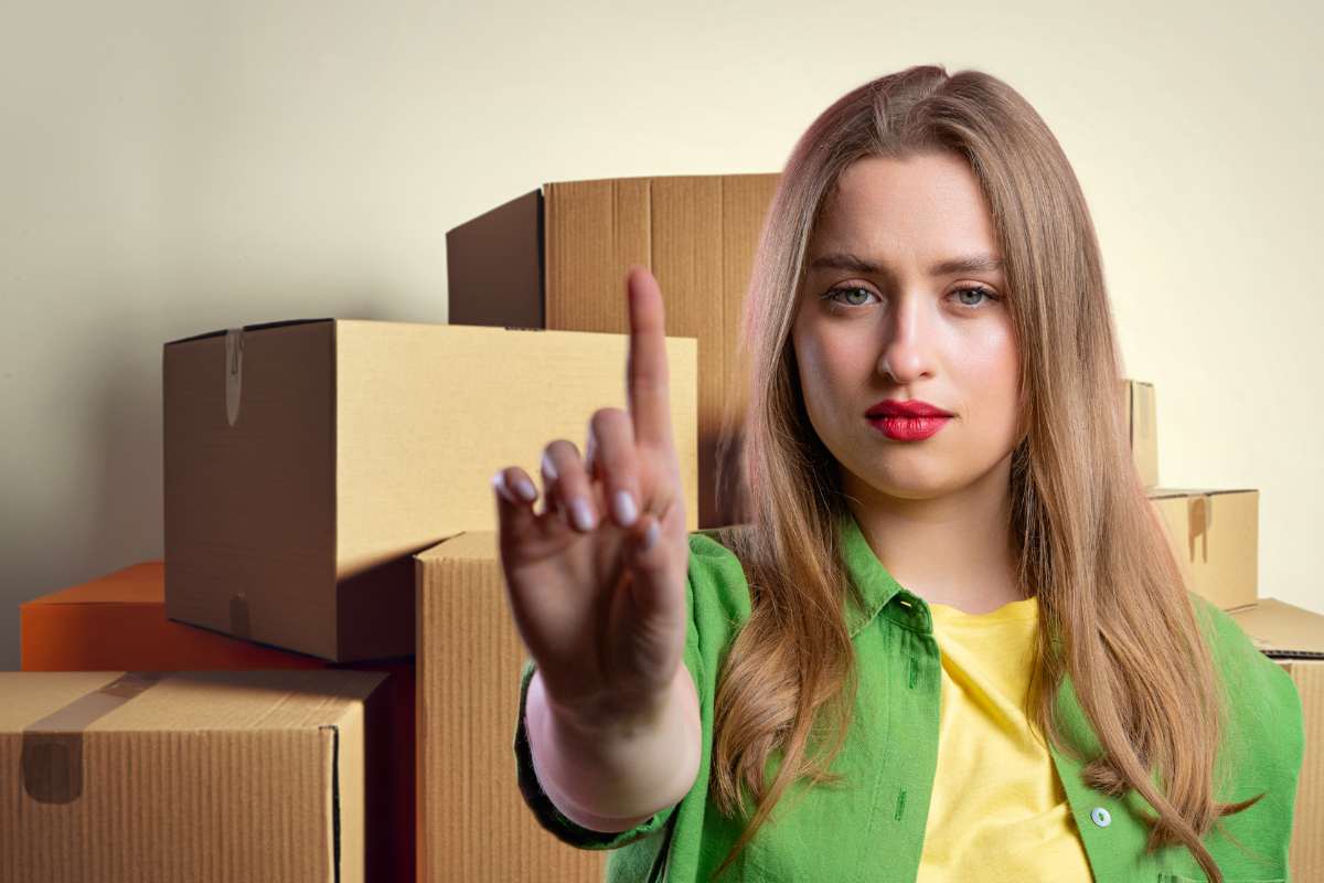 scatoloni e donna che fa segno no con la mano