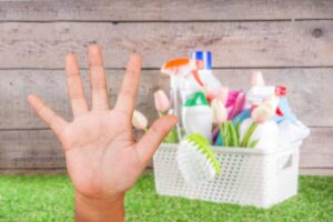 cestino con prodotti per la pulizia di casa e mano che fa numero 5