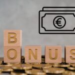 Dei dadi che compongono la scritta bonus su delle monete ed una grafica in alto a destra