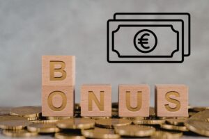 Dei dadi che compongono la scritta bonus su delle monete ed una grafica in alto a destra