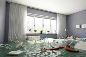 Un appartamento allagato con sedie ed altro che galleggia