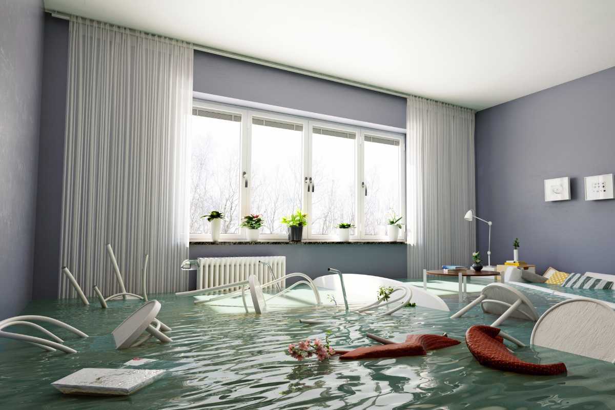 Un appartamento allagato con sedie ed altro che galleggia