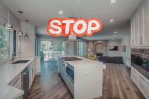 Una cucina open space e una scritta di sto in primo piano