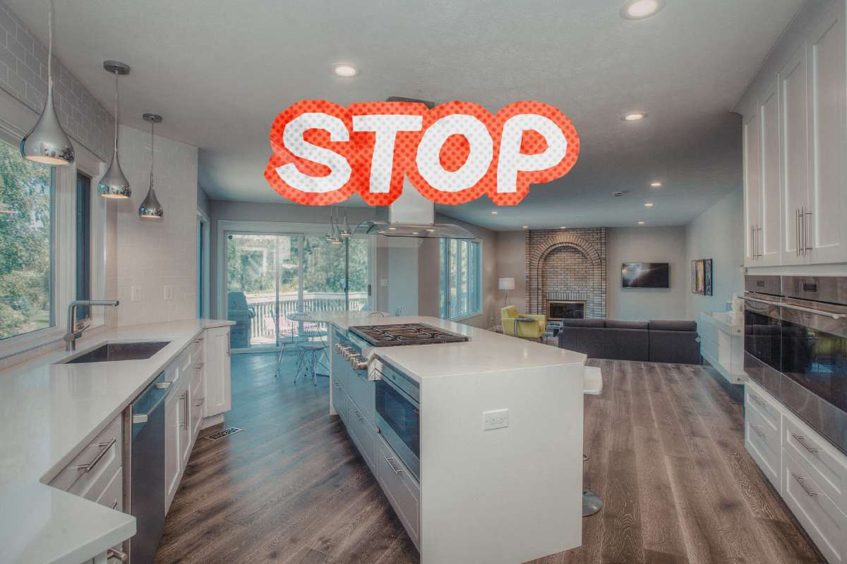 Una cucina open space e una scritta di sto in primo piano