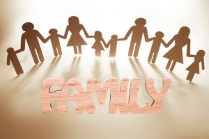 Dei disegnini di una famiglia numerosa con sotto la scritta "Family"