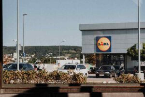 Una foto da lontano di un negozio LIDL