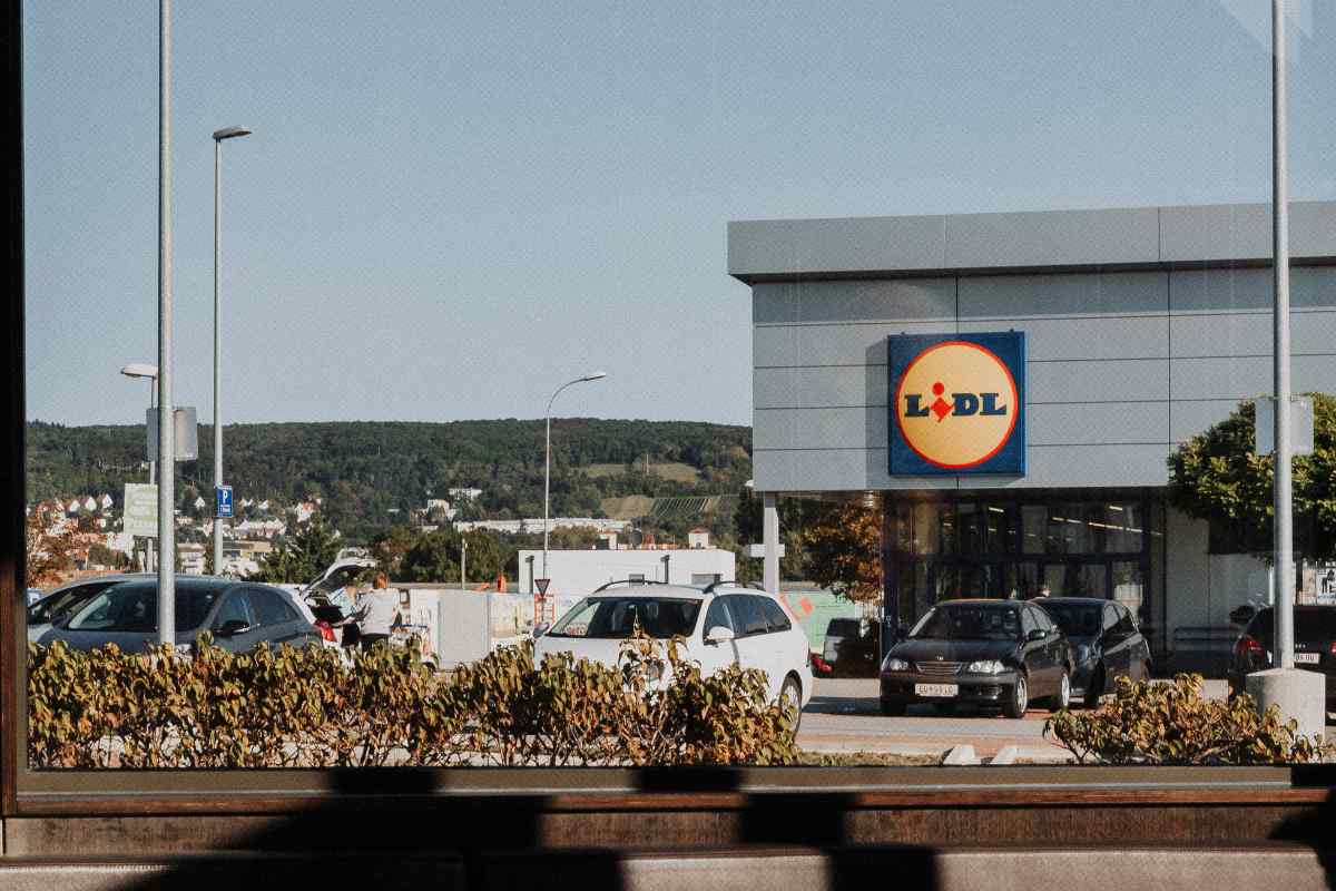 Una foto da lontano di un negozio LIDL