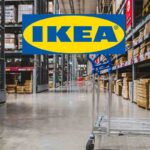 Una foto dell'interno del negozio di Ikea con in alto l'insegna di Ikea