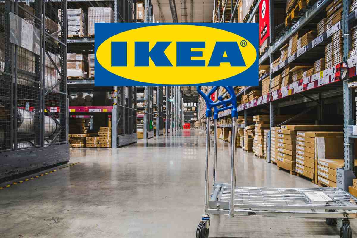 Una foto dell'interno del negozio di Ikea con in alto l'insegna di Ikea