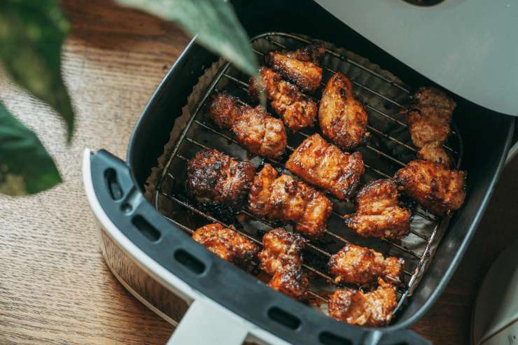 Una friggitrice ad aria mentre è in funzione