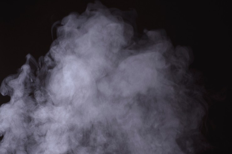 Una foto con sfondo nero ed del vapore