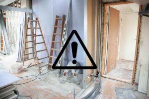 Dei lavori di ristrutturazione in corso ed un segnale di pericolo in primo piano