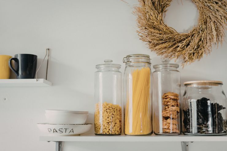 Una mensola con sopra alimenti