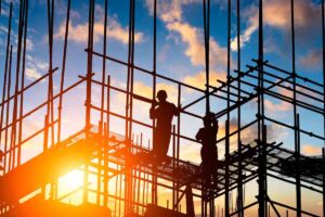 Dei lavori edilizi con degli operai