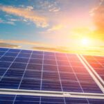 Diversi panelli solari in azione sotto il sole