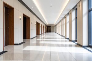 Un edificio con un pavimento in marmo pulito