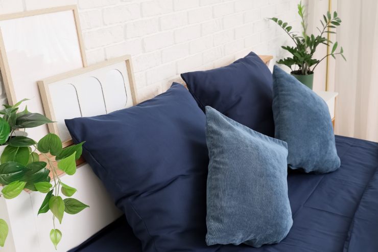 Un letto con affianco delle piante