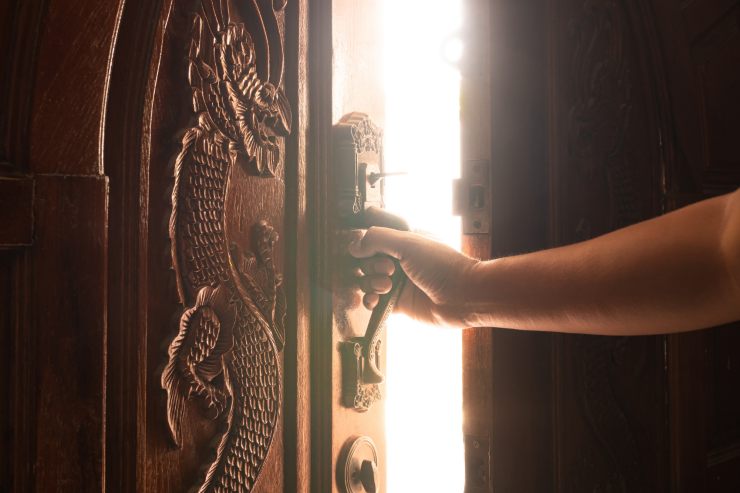 Una persona che apre un portone